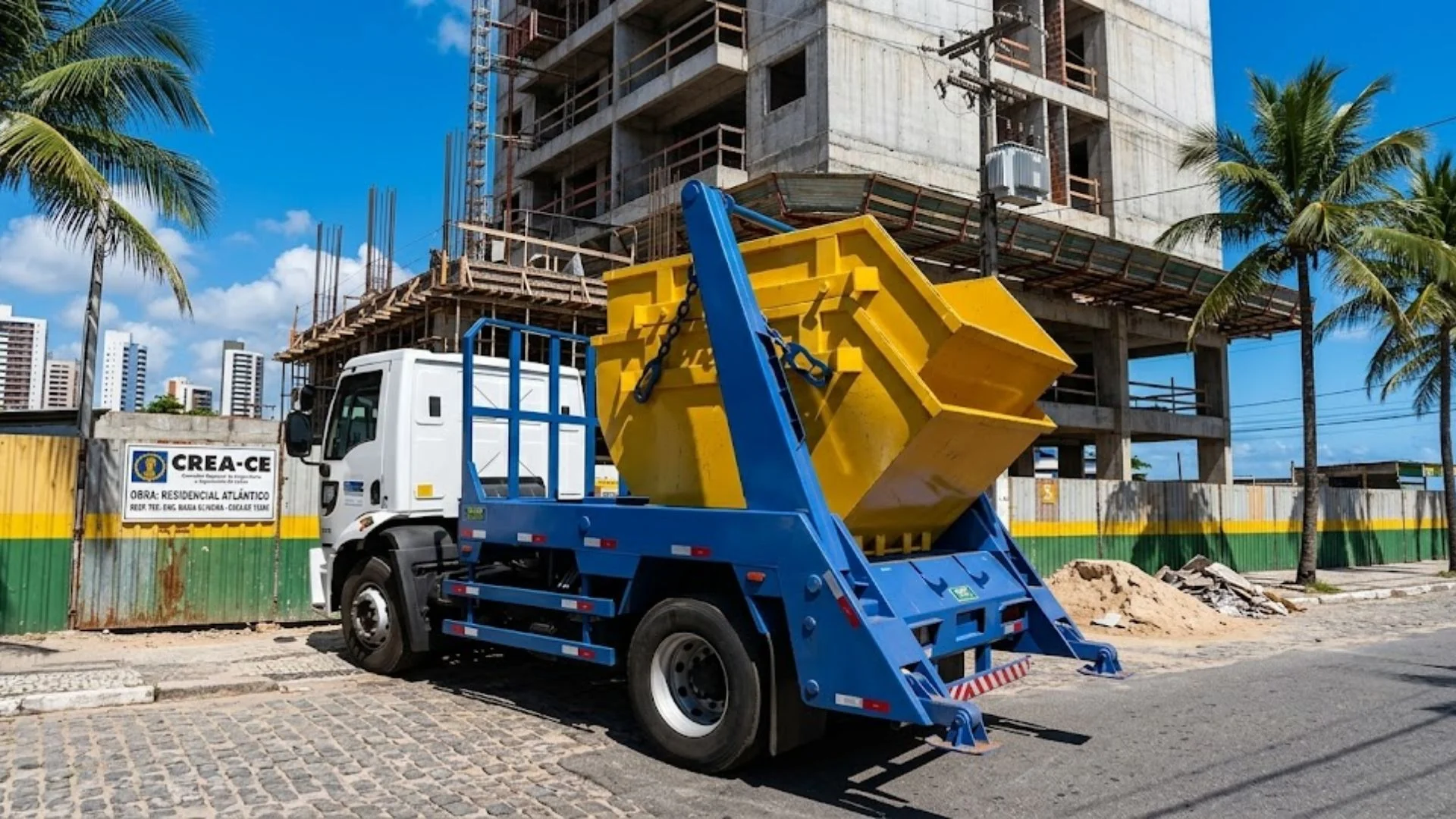 Caminhão de caçamba em obra em Fortaleza